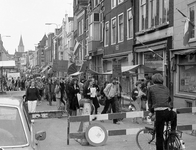 835022 Afbeelding van leden van actiegroep Komma, in de Voorstraat te Utrecht, in optocht op weg naar het Labrehuis ...